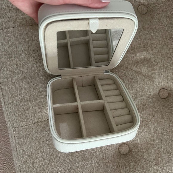 NEW! Chico's Jewelry Travel Storage Organizer Case 2.25” x 5.25” White/Cream - Picture 6 of 9